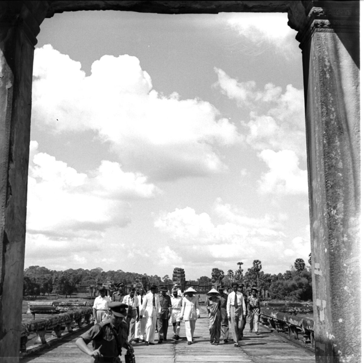 41743&#x20;nehru&#x20;gandhi&#x20;angkorwat&#x20;1954