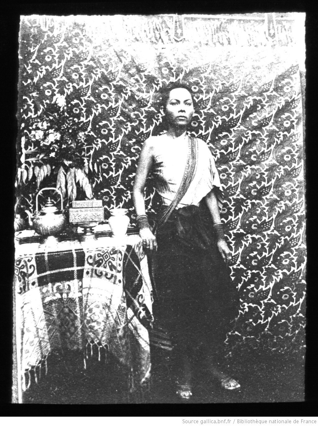 Cambodge&#x20;Une&#x20;Femme&#x20;Du&#x20;Palais&#x20;&#x20;&#x20;Guesdon&#x20;Marie&#x20;Joseph&#x20;Btv1B59681805&#x20;1