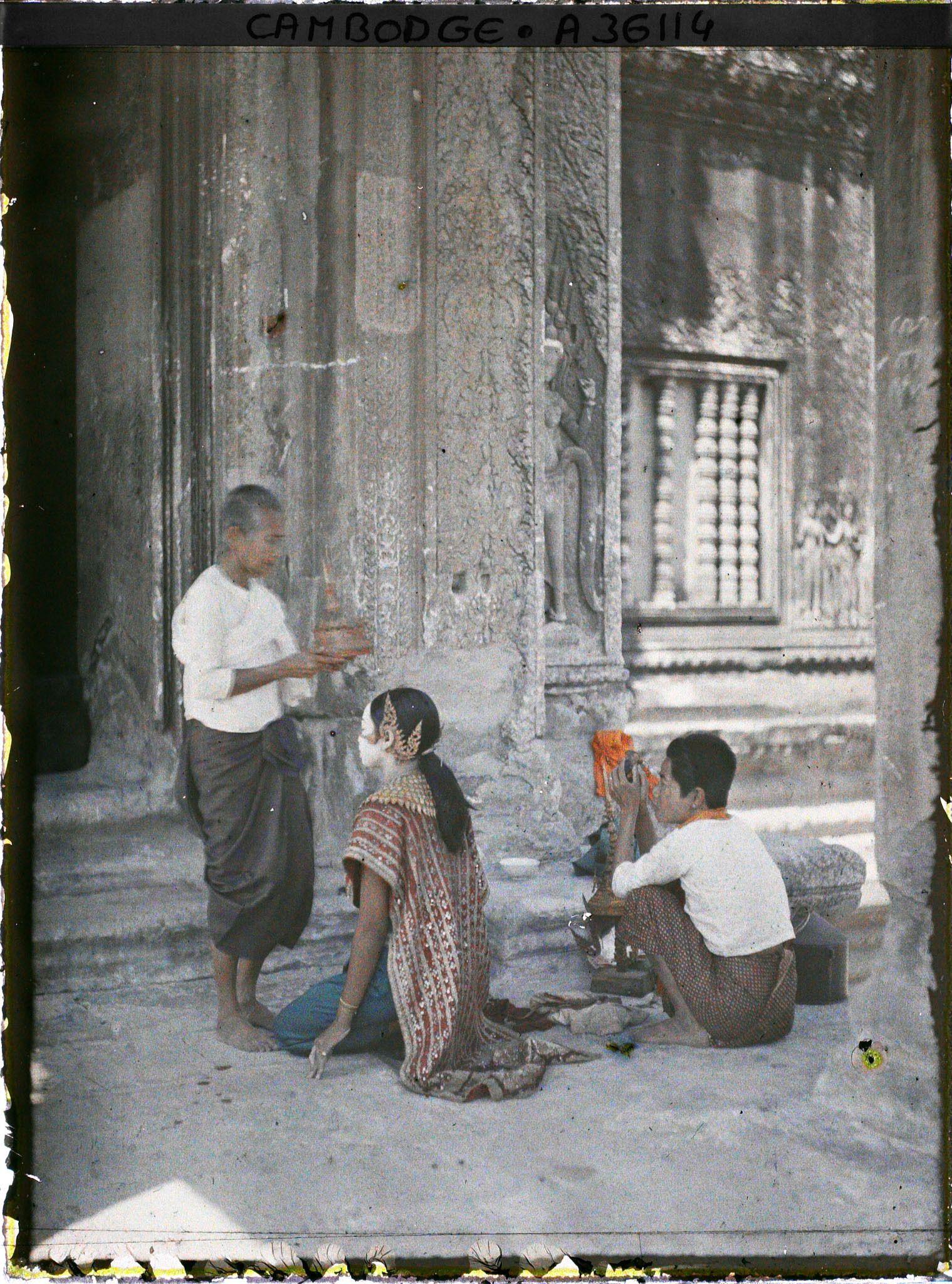 Angkor-Cambodge-IndochineLaposedelacoiffured-unedanseuse-lorsdespreparatifsduballet_A36114.jpg#asset:6794