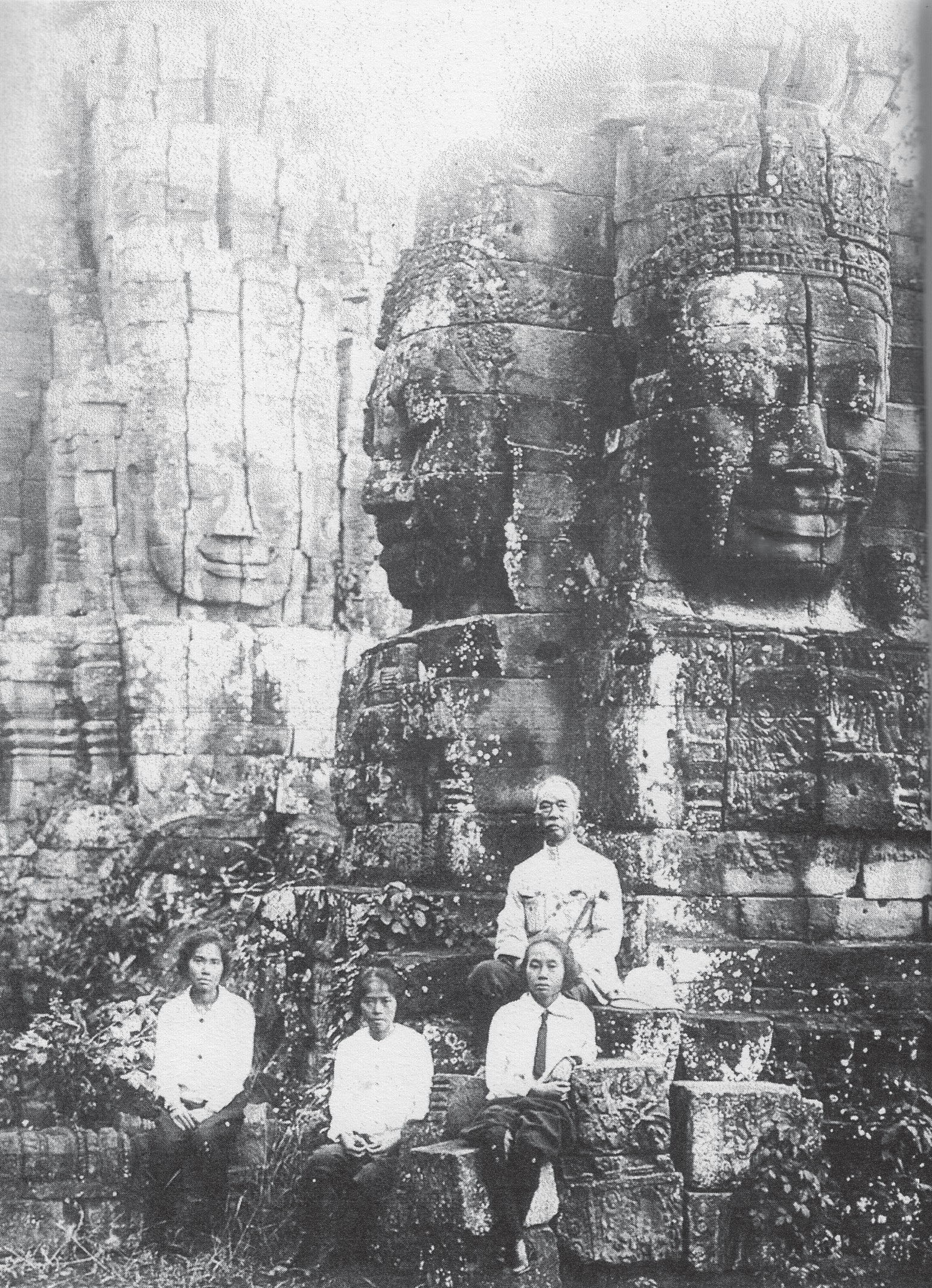 Jss 100 1 denes prince damrong and dughters bayon 1924