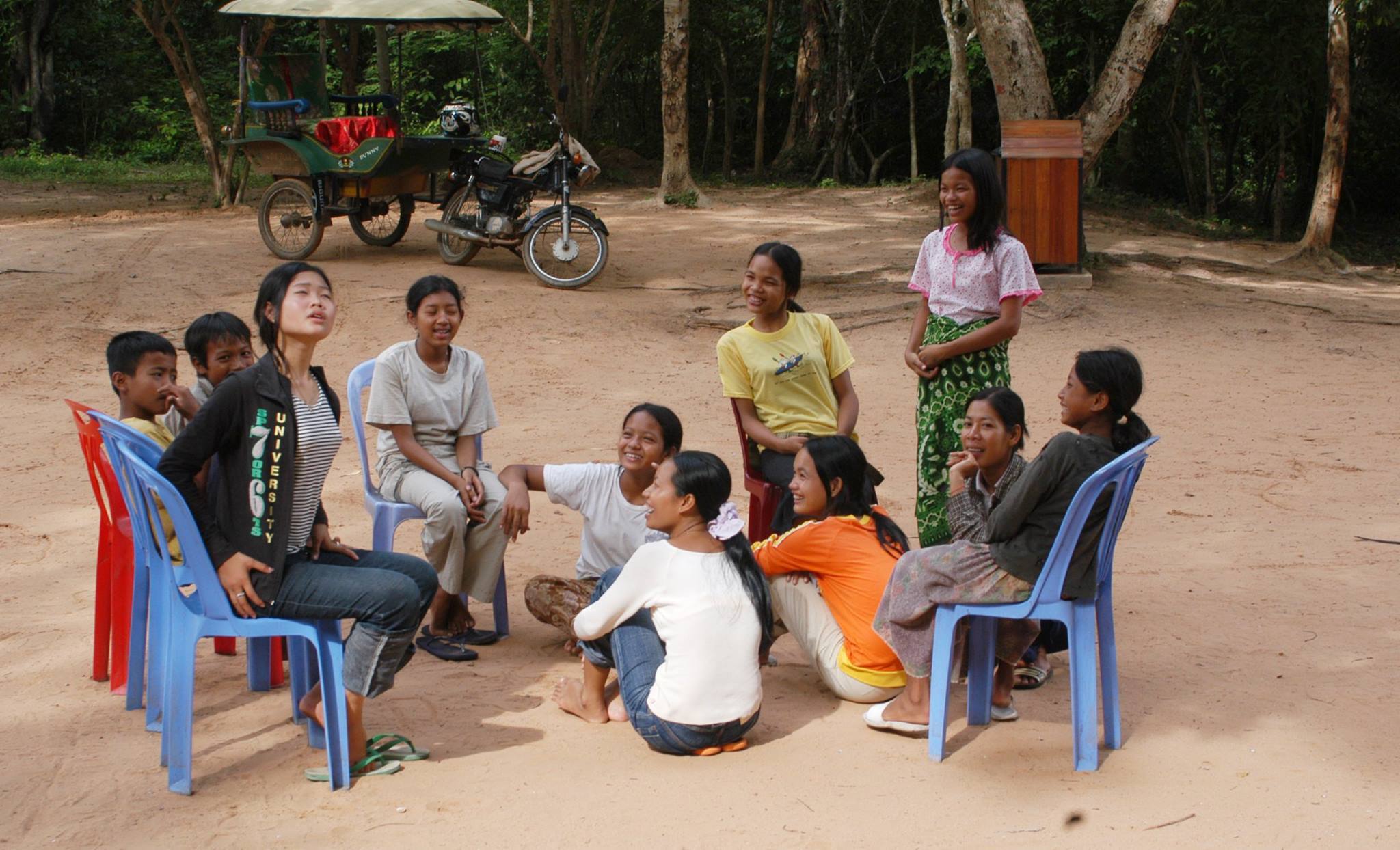 Vittorio roveda Banteay Samre Storytelling amongst local girls June 2001 VR